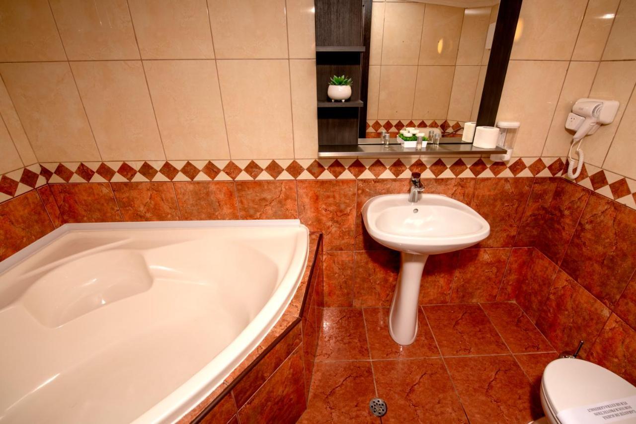 Hotel Novotheos Oradea Eksteriør billede